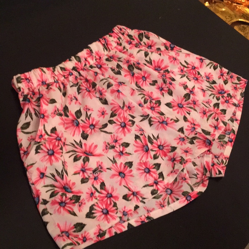 Elastic band, floral shorts